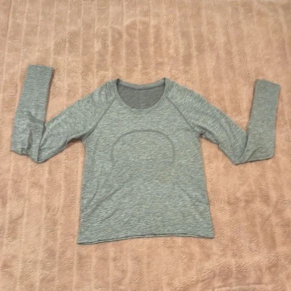 Grey Swiftly Tech Lululemon Long Sleeve size 6 - Picture 2 of 9